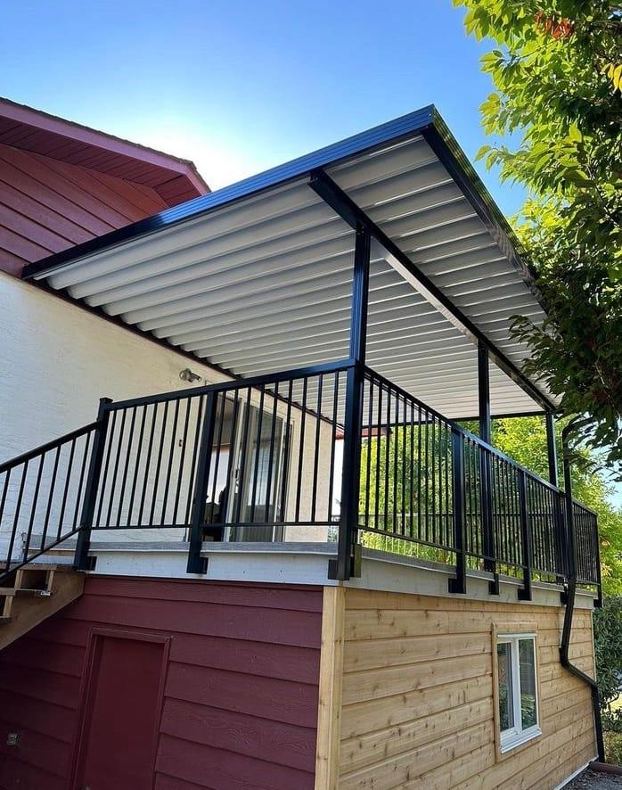 Enclosed aluminum screen room with solid roof